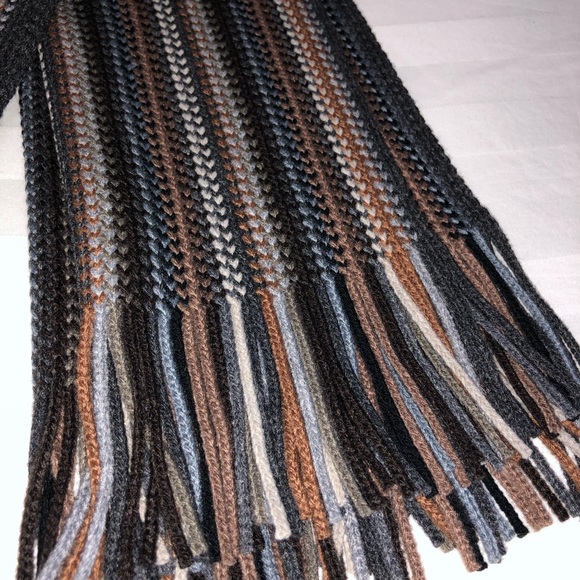 Roundtree and Yorke winter scarf - Picture 2 of 8
